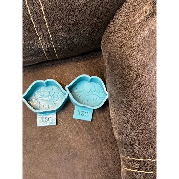 Lips Silicone Mold for Car Freshie Vent Clips | Aroma Beads & Resin Craft - Picture 4 of 4